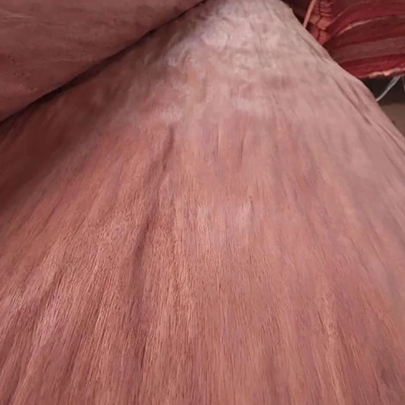 Nahaufnahme der GUW-Furnierstruktur, gleichmäßige rotbraune Farbe und feine Maserung.