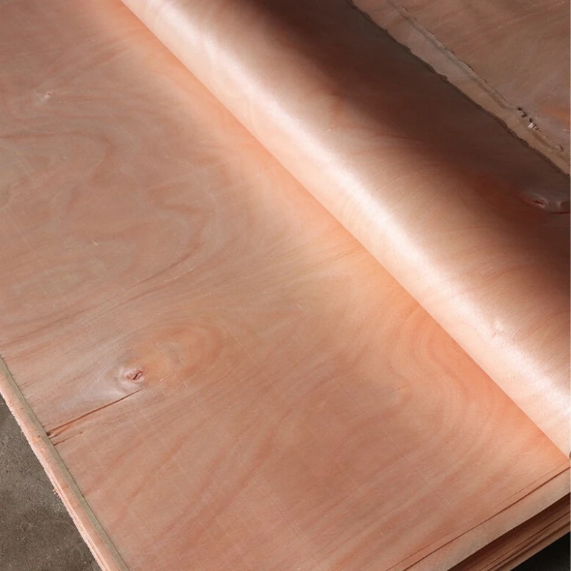 Foglio di impiallacciatura di okoumé con venature naturali del legno per compensato, mobili e decorazioni d'interni. Alt 2 