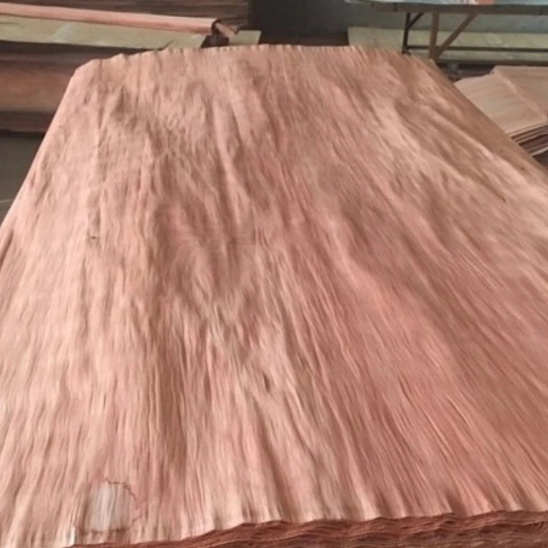 PLB-Furnierplatten mit natürlicher Holzmaserung für Sperrholz- und Möbeloberflächen.